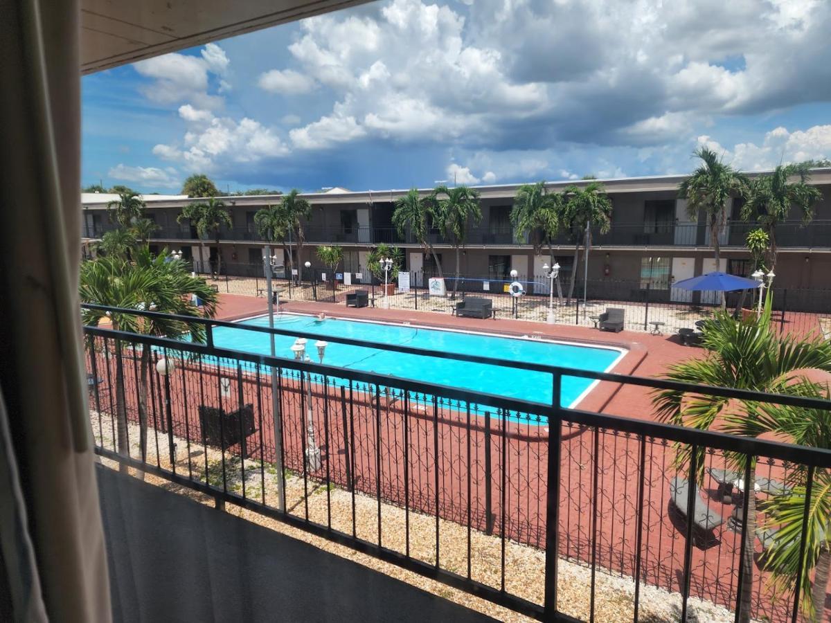 Days Inn By Wyndham St. Petersburg / Tampa Bay Area Pinellas Park Zewnętrze zdjęcie