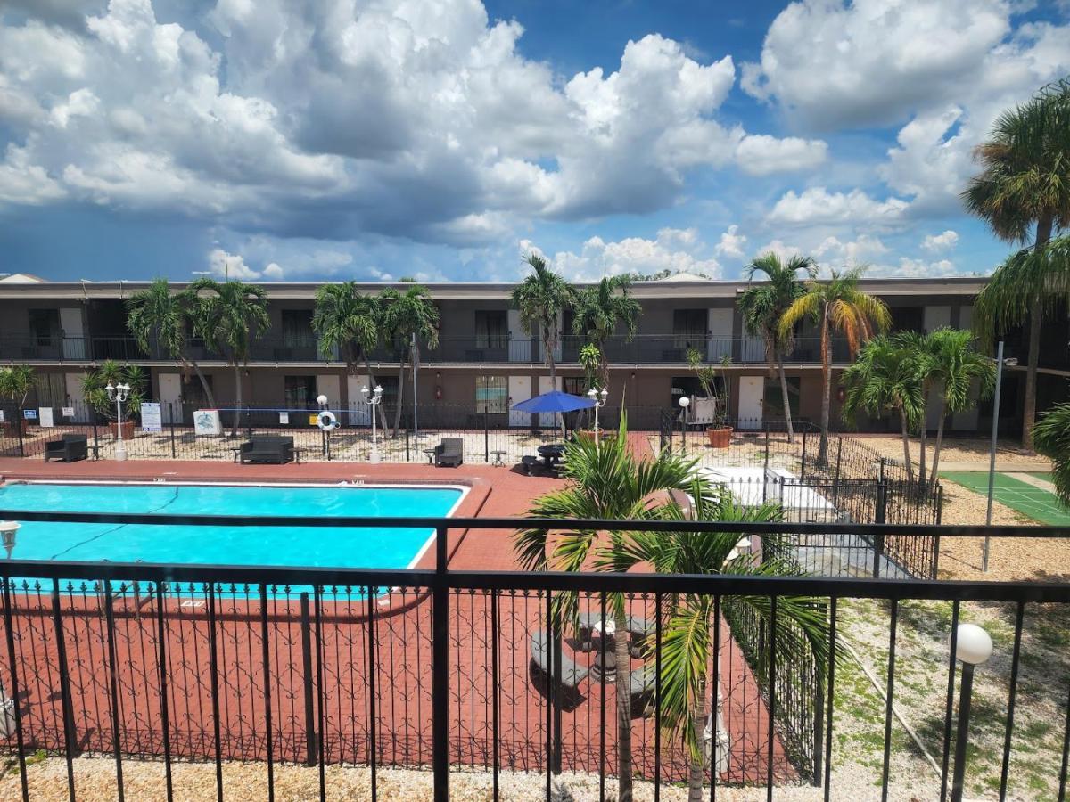 Days Inn By Wyndham St. Petersburg / Tampa Bay Area Pinellas Park Zewnętrze zdjęcie