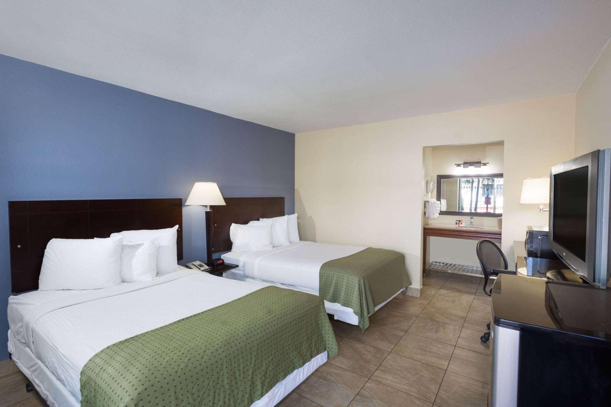 Days Inn By Wyndham St. Petersburg / Tampa Bay Area Pinellas Park Zewnętrze zdjęcie